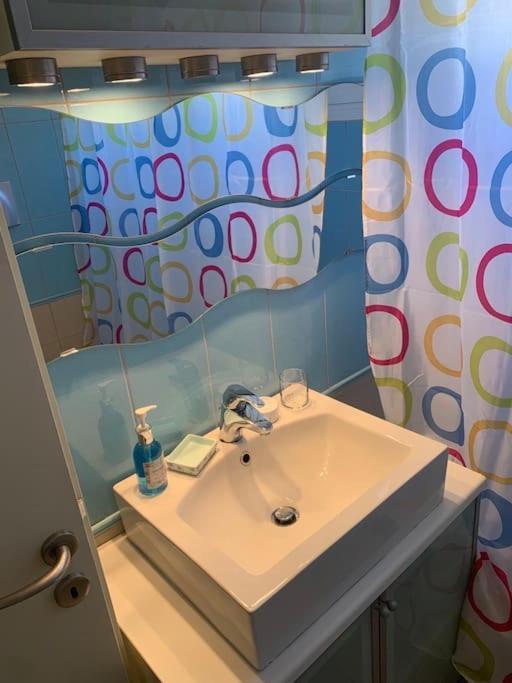 Cozy Flat In Centre - 30 Secs Walking Ampelokipoi Metro Station